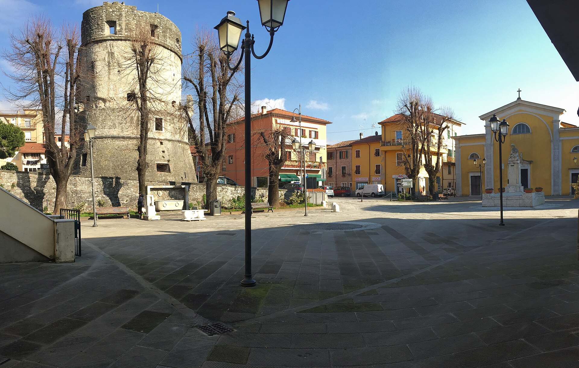 Piazza Finelli ad Avenza con la Torre di Castruccio e la chiesa di San Pietro